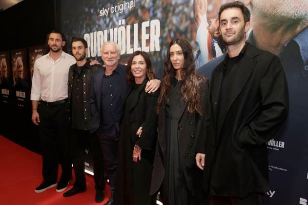 Rudi Völler mit Ehefrau Sabrina Völler und seinen Kindern Bryan Völler, Kevin Völler, Marco Völler und Greta Völler bei der Premiere des Sky Dokumentarfilms Rudi Völler - Es gibt nur einen im Gibson Club. Frankfurt am Main, 29.09.2025