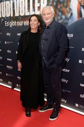 Rudi Völler mit Ehefrau Sabrina Völler bei der Premiere des Sky Dokumentarfilms Rudi Völler - Es gibt nur einen im Gibson Club. Frankfurt am Main, 29.09.2025