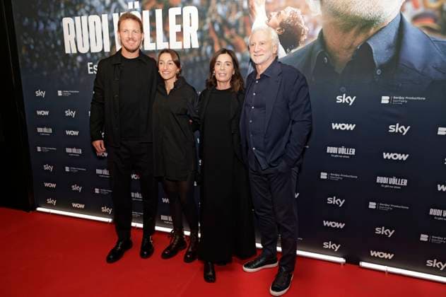 Julian Nagelsmann, Lena Wurzenberger, Sabrina Völler und Rudi Völler bei der Premiere des Sky Dokumentarfilms Rudi Völler - Es gibt nur einen im Gibson Club. Frankfurt am Main, 29.09.2025