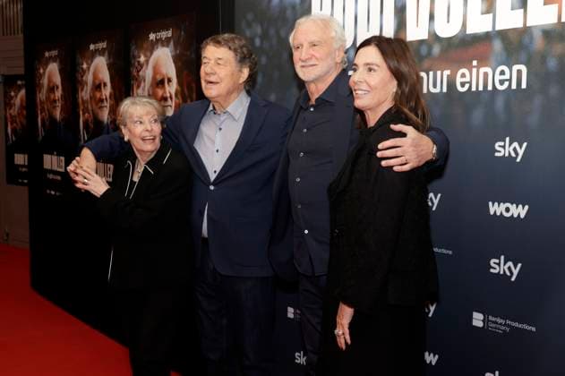 Beate Rehhagel, Otto Rehhagel, Rudi Völler und Sabrina Völler bei der Premiere des Sky Dokumentarfilms Rudi Völler - Es gibt nur einen im Gibson Club. Frankfurt am Main, 29.09.2025