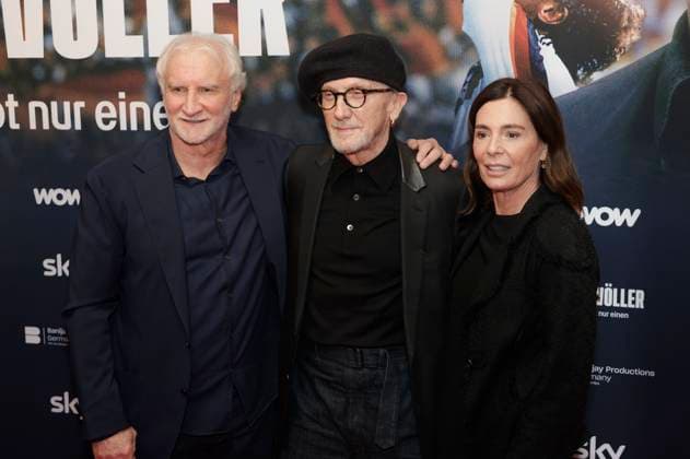Rudi Völler, Marius Müller-Westernhagen und Sabrina Völler bei der Premiere des Sky Dokumentarfilms Rudi Völler - Es gibt nur einen im Gibson Club. Frankfurt am Main, 29.09.2025 *** Rudi Völler, Marius Müller Westernhagen and Sabrina Völler at the premiere of the Sky documentary Rudi Völler There is only one at the Gibson Club Frankfurt am Main, 29 09 2025 Foto:xP.xBackx xFuturexImagex voeller_5938