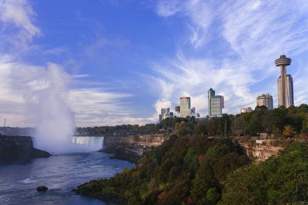 Skyline mit markantem Turm und den Horseshoe Falls unter einem strahlend blauen Himmel in Niagara Falls, Ontario, Kanada, Nordamerika Skyline with prominent tower and the Horseshoe Falls under a bright blue sky in Niagara Falls, Ontario, Canada, North America Copyright: imageBROKER MarkxSpowart ibxmsp14671270.jpg