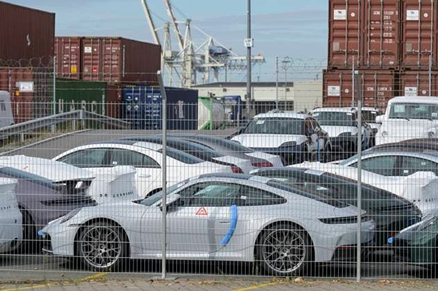 Germany, harbour car terminal GERMANY, Hamburg, port, car terminal HHLA Oswaldkai, car import and export, Porsche cars for export *** DEUTSCHLAND, Hamburg, Hafen, Autoterminal HHLA Oswaldkai für Autoimport und Autoexport, Porsche Sportwagen für Export Hamburg Germany