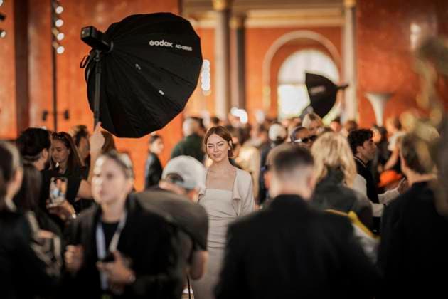PFW - Louis Vuitton Front Row Emma Stone at the Louis Vuitton fashion show as part of Spring Summer 2026 Paris Fashion Week held at The Louvre on September 30, 2025 in Paris, France. Photo by Eliot Blondet ABACAPRESS.COM Paris France France  Copyright: xBlondetxEliot ABACAx