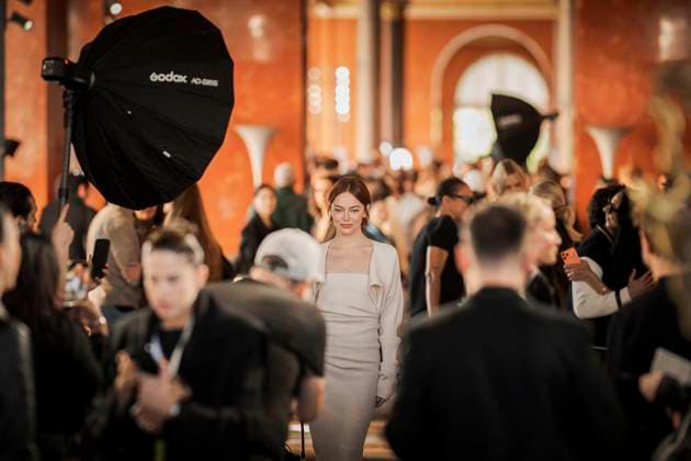 PFW - Louis Vuitton Front Row Emma Stone at the Louis Vuitton fashion show as part of Spring Summer 2026 Paris Fashion Week held at The Louvre on September 30, 2025 in Paris, France. Photo by Eliot Blondet ABACAPRESS.COM Paris France France  Copyright: xBlondetxEliot ABACAx
