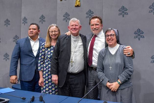 September 30, 2025, Vatican City, Rome, Vatican City: MAINA TALIA, LORNA GOLD, Cardinal JAIME SPENGLER, ARNOLD SCHWARZENEGGER and Sister ALESSANDRA SMERILLI pose for a photo during the press conference presenting the international conference Raising Hope for Climate Justice at the Holy See Press Office, Vatican City, 30 September 2025. Vatican City Vatican City - ZUMAn299 20250930_zip_n299_014 Copyright: xVincenzoxNuzzolesex