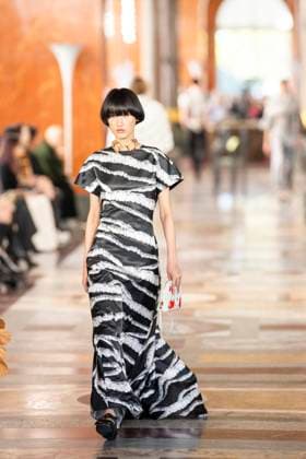 PFW - Louis Vuitton Runway A model presents a creation by Louis Vuitton for the Women Ready-to-wear Spring-Summer 2026 collection as part of the Paris Fashion Week, in Paris on September 30, 2025.Photo by Eliot Blondet ABACAPRESS.COM Paris France France  Copyright: xBlondetxEliot ABACAx