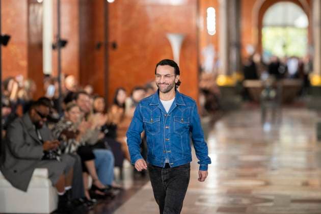 PFW - Louis Vuitton Runway French-Belgian fashion designer Nicolas Ghesquiere acknowledges the audience at the end of the Louis Vuitton s fashion show for the Women Ready-to-wear Spring-Summer 2026 collection as part of the Paris Fashion Week, in Paris on September 30, 2025. Photo by Eliot Blondet ABACAPRESS.COM Paris France France  Copyright: xBlondetxEliot ABACAx