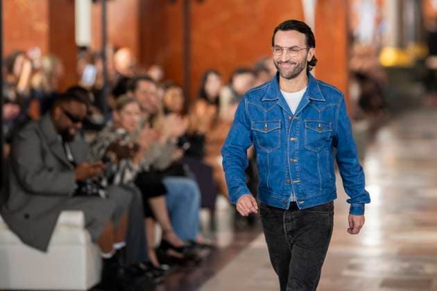 PFW - Louis Vuitton Runway French-Belgian fashion designer Nicolas Ghesquiere acknowledges the audience at the end of the Louis Vuitton s fashion show for the Women Ready-to-wear Spring-Summer 2026 collection as part of the Paris Fashion Week, in Paris on September 30, 2025. Photo by Eliot Blondet ABACAPRESS.COM Paris France France  Copyright: xBlondetxEliot ABACAx
