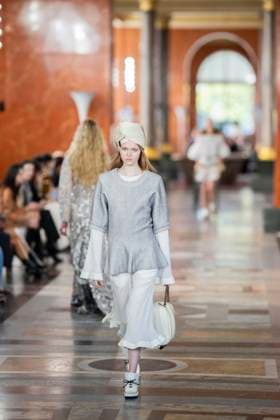 PFW - Louis Vuitton Runway A model presents a creation by Louis Vuitton for the Women Ready-to-wear Spring-Summer 2026 collection as part of the Paris Fashion Week, in Paris on September 30, 2025.Photo by Eliot Blondet ABACAPRESS.COM Paris France France  Copyright: xBlondetxEliot ABACAx