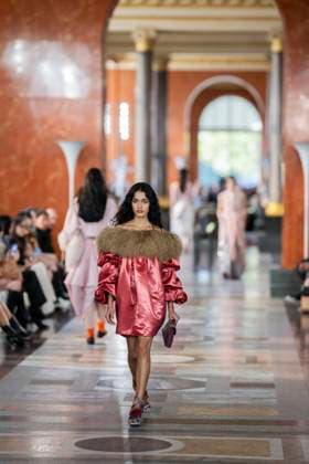 PFW - Louis Vuitton Runway A model presents a creation by Louis Vuitton for the Women Ready-to-wear Spring-Summer 2026 collection as part of the Paris Fashion Week, in Paris on September 30, 2025.Photo by Eliot Blondet ABACAPRESS.COM Paris France France  Copyright: xBlondetxEliot ABACAx