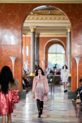 PFW - Louis Vuitton Runway A model presents a creation by Louis Vuitton for the Women Ready-to-wear Spring-Summer 2026 collection as part of the Paris Fashion Week, in Paris on September 30, 2025.Photo by Eliot Blondet ABACAPRESS.COM Paris France France  Copyright: xBlondetxEliot ABACAx