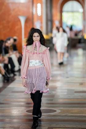 PFW - Louis Vuitton Runway A model presents a creation by Louis Vuitton for the Women Ready-to-wear Spring-Summer 2026 collection as part of the Paris Fashion Week, in Paris on September 30, 2025.Photo by Eliot Blondet ABACAPRESS.COM Paris France France  Copyright: xBlondetxEliot ABACAx