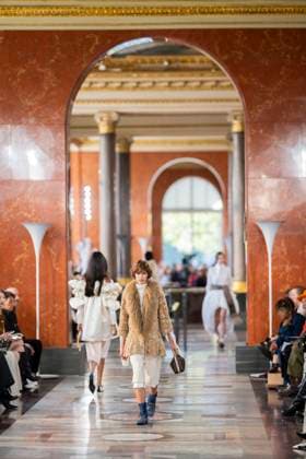 PFW - Louis Vuitton Runway A model presents a creation by Louis Vuitton for the Women Ready-to-wear Spring-Summer 2026 collection as part of the Paris Fashion Week, in Paris on September 30, 2025.Photo by Eliot Blondet ABACAPRESS.COM Paris France France  Copyright: xBlondetxEliot ABACAx