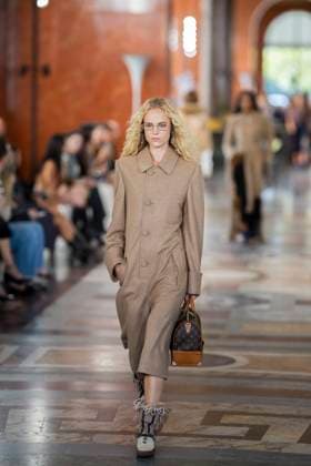 PFW - Louis Vuitton Runway A model presents a creation by Louis Vuitton for the Women Ready-to-wear Spring-Summer 2026 collection as part of the Paris Fashion Week, in Paris on September 30, 2025.Photo by Eliot Blondet ABACAPRESS.COM Paris France France  Copyright: xBlondetxEliot ABACAx