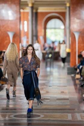 PFW - Louis Vuitton Runway A model presents a creation by Louis Vuitton for the Women Ready-to-wear Spring-Summer 2026 collection as part of the Paris Fashion Week, in Paris on September 30, 2025.Photo by Eliot Blondet ABACAPRESS.COM Paris France France  Copyright: xBlondetxEliot ABACAx