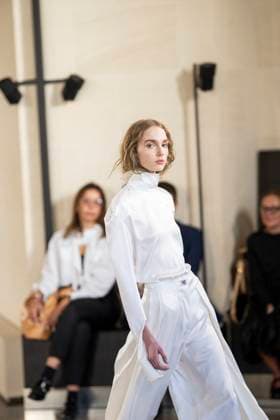 PFW - Louis Vuitton Runway A model presents a creation by Louis Vuitton for the Women Ready-to-wear Spring-Summer 2026 collection as part of the Paris Fashion Week, in Paris on September 30, 2025.Photo by Eliot Blondet ABACAPRESS.COM Paris France France  Copyright: xBlondetxEliot ABACAx