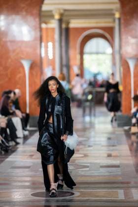 PFW - Louis Vuitton Runway A model presents a creation by Louis Vuitton for the Women Ready-to-wear Spring-Summer 2026 collection as part of the Paris Fashion Week, in Paris on September 30, 2025.Photo by Eliot Blondet ABACAPRESS.COM Paris France France  Copyright: xBlondetxEliot ABACAx