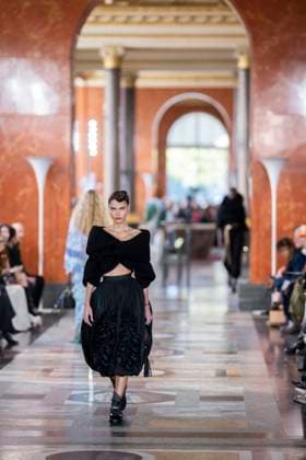 PFW - Louis Vuitton Runway A model presents a creation by Louis Vuitton for the Women Ready-to-wear Spring-Summer 2026 collection as part of the Paris Fashion Week, in Paris on September 30, 2025.Photo by Eliot Blondet ABACAPRESS.COM Paris France France  Copyright: xBlondetxEliot ABACAx