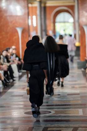 PFW - Louis Vuitton Runway A model presents a creation by Louis Vuitton for the Women Ready-to-wear Spring-Summer 2026 collection as part of the Paris Fashion Week, in Paris on September 30, 2025.Photo by Eliot Blondet ABACAPRESS.COM Paris France France  Copyright: xBlondetxEliot ABACAx