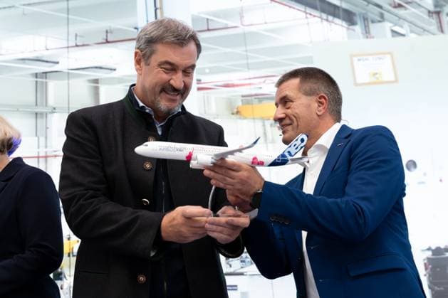 Augsburg, Bavaria, Germany - September 30, 2025: Inauguration of the new production hall for the rear center tank of the Airbus A321 XLR long-haul aircraft in Augsburg. Mr. Andre Walter (Chairman of the Management Board of Airbus GmbH, Airbus Aerostructures GmbH) presents Prime Minister of Bavaria Dr. Markus Söder (CSU) with a model aircraft of the A321 XLR *** Einweihung der neuen Produktionshalle für den Rear Centre Tank des Airbus Langstreckenflugzeugs A321 XLR in Augsburg. Herr Andre Walter (Vorsitzender Geschäftsführung Airbus GmbH, Airbus Aerostructures GmbH) überreicht Ministerpräsident von Bayern Dr. Markus Söder (CSU) Ein Modellflugzeug des A321 XLR