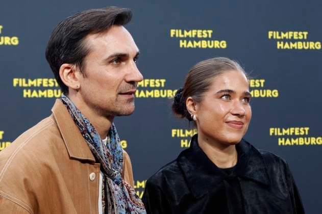 Henry Lloyd-Hughes und Filippa Coster-Waldau bei der Premiere der Netflix-Serie Smilla s Sense of Snow Smillas Gespür für Schnee auf dem 33. Filmfest Hamburg 2025 im Cinemaxx Dammtor. Hamburg, 30.09.2025 *** Henry Lloyd Hughes and Filippa Coster Waldau at the premiere of the Netflix series Smilla s Sense of Snow Smilla s Sense of Snow at the 33 Filmfest Hamburg 2025 at Cinemaxx Dammtor Hamburg, 30 09 2025 Foto:xC.xTamckex xFuturexImagex smilla_5913
