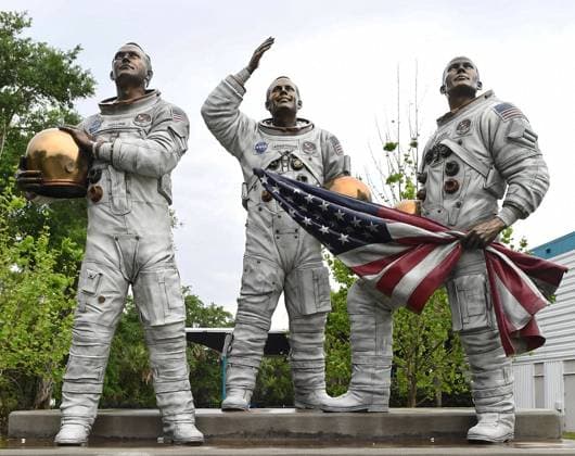 People visit space center in Florida ahead of International Day of Human Space Flight MERRITT ISLAND, FLORIDA, UNITED STATES - APRIL 7: A statue of (L-R) Michael Collins, Neil Armstrong, and Edwin Buzz Aldrin, the NASA astronaut crew of Apollo 11, is displayed outside the Apollo Saturn V Center at the Kennedy Space Center Visitor Complex on April 7, 2022 in Merritt Island, Florida. The International Day of Human Space Flight is celebrated each year on April 12, the day in 1961 when Soviet cosmonaut Yuri Gagarin became the first human to journey into outer space by orbiting the earth in the Vostok 1 capsule. Florida United States. Editorial use only. Please get in touch for any other usage.  Copyright: x2025xAnadoluxPaulxHennessyx