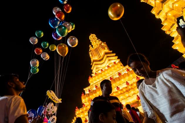 September 30, 2025: Vibrant balloons float against the backdrop of a stunning Wat ArunÃ¢â‚¬themed illuminated Durga Puja pandal, in Guwahati, Assam, India on 30 September 2025. - ZUMAt232 20250930_zip_t232_004 Copyright: xDavidxTalukdarx