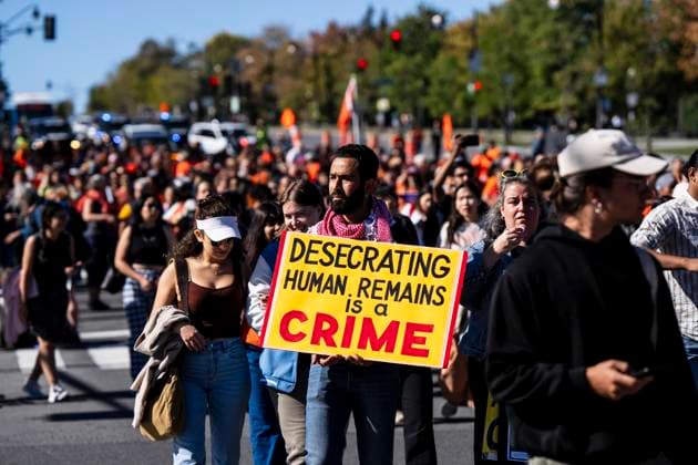September 30, 2025, Montreal, Qc, Canada: People participate in National Day for Truth and Reconciliation, in Montreal on Tuesday, Sept. 30, 2025. Montreal Canada  - ZUMAc35_ 20250930_zaf_c35_065 Copyright: xChristopherxKatsarovx