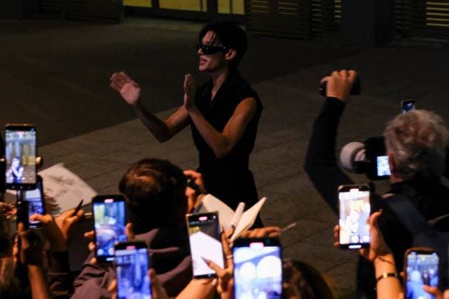 PFW - Wooyoung Enjoys Moment With Fans While Leaving Courreges Show Korean K-pop singer, Jang Woo-young aka Wooyoung is captured enjoying moments with fans while leaving the Courreges fashion show as part of Spring Summer 2026 Paris Fashion Week held at Le Carreau du Temple on September 30, 2025 in Paris, France. He went back and forth running alongside the barrier where all the fans were letting out screams and signed autographs along the way. Photo by Robin Psaila ABACAPRESS.COM Paris France  Copyright: xPsailaxRobin ABACAx