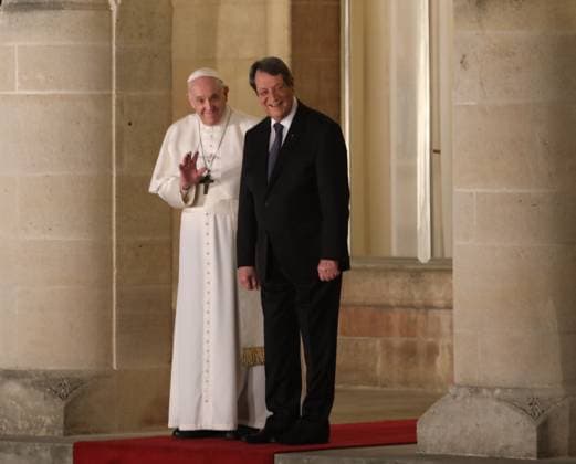 Pope Francis in Cyprus NICOSIA, CYPRUS - DECEMBER 02: Pope Francis is welcomed by Cypriot President Nikos Anastasiadis at the Presidential palace in Nicosia, Cyprus, on December 2, 2021 on the first day of his visit to Cyprus and Greece. Cyprus World. Editorial use only. Please get in touch for any other usage.  Copyright: x2025xAnadoluxAlixRuhluelx
