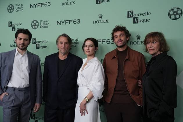 September 30, 2025, New York, New York, USA: ZOEY DEUTCH attends the 63rd New York Film Festival Opening Night Red Carpet Premiere of ‘Nouvelle Vagueâ€⠢.Alice Tully Hall, Lincoln Center, NYC .September 30, 2025. ...RILEY KEOUGH, NOAH BAUMBACH, LAURA DERN, ADAM SANDLER attend the 63rd New York Film Festival Opening Night Red Carpet Premiere of ‘Nouvelle Vagueâ€⠢.Alice Tully Hall, Lincoln Center, NYC .September 30, 2025. New York USA - ZUMAms4_ 20250930_faf_ms4_007 Copyright: xSoniaxMoskowitzxGordonx