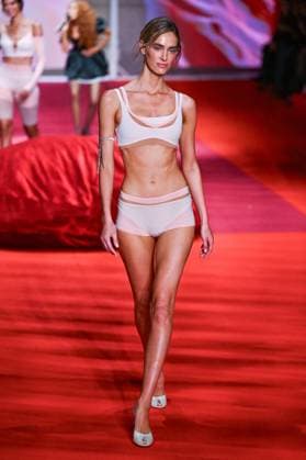 PFW Etam Runway A model walks the runway during the Etam Womenswear Spring Summer 2026 show as part of Paris Fashion Week in Paris, France on September 30, 2025. Photo by Aurore Marechal ABACAPRESS.COM Paris France  Copyright: xMarechalxAurore ABACAx