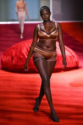PFW Etam Runway A model walks the runway during the Etam Womenswear Spring Summer 2026 show as part of Paris Fashion Week in Paris, France on September 30, 2025. Photo by Aurore Marechal ABACAPRESS.COM Paris France  Copyright: xMarechalxAurore ABACAx