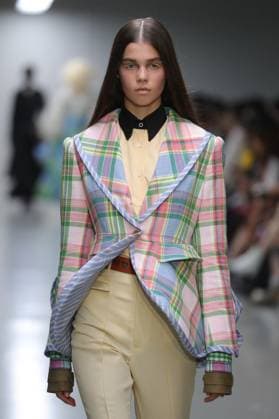 PFW - Anrealage Runway A model walks the runway during the Anrealage Womenswear Spring Summer 2026 show at Palais de Tokyo as part of Paris Fashion Week on September 30, 2025 in Paris, France. Photo by Alain-gil Gonzalze ABACAPRESS.COM Paris France  Copyright: xGonzalezxAlain-Gil ABACAx