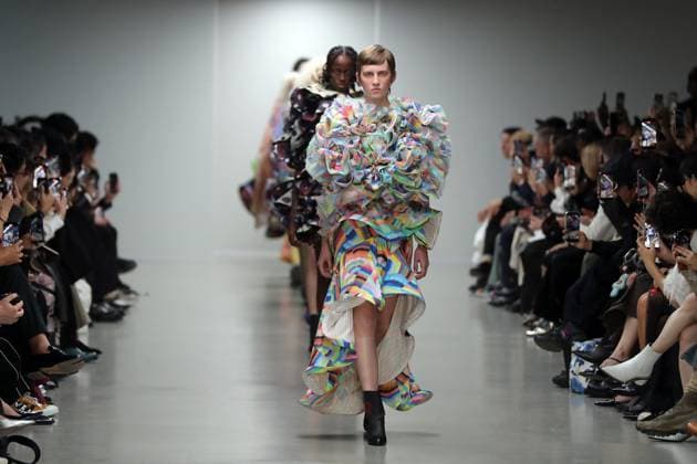 PFW - Anrealage Runway A model walks the runway during the Anrealage Womenswear Spring Summer 2026 show at Palais de Tokyo as part of Paris Fashion Week on September 30, 2025 in Paris, France. Photo by Alain-gil Gonzalze ABACAPRESS.COM Paris France  Copyright: xGonzalezxAlain-Gil ABACAx