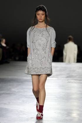 PFW - Dries Van Noten Runway A model walks the runway during the Dries Van Noten Ready to Wear Spring Summer 2026 fashion show as part of the Paris Fashion Week on September 30, 2025 in Paris, France. Photo by Alain-Gil Gonzalze ABACAPRESS.COM Paris France  Copyright: xGonzalezxAlain-Gil ABACAx