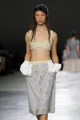 PFW - Dries Van Noten Runway A model walks the runway during the Dries Van Noten Ready to Wear Spring Summer 2026 fashion show as part of the Paris Fashion Week on September 30, 2025 in Paris, France. Photo by Alain-Gil Gonzalze ABACAPRESS.COM Paris France  Copyright: xGonzalezxAlain-Gil ABACAx