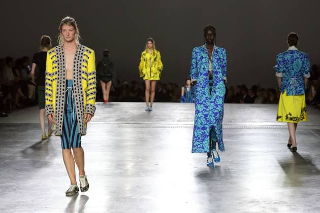PFW - Dries Van Noten Runway A model walks the runway during the Dries Van Noten Ready to Wear Spring Summer 2026 fashion show as part of the Paris Fashion Week on September 30, 2025 in Paris, France. Photo by Alain-Gil Gonzalze ABACAPRESS.COM Paris France  Copyright: xGonzalezxAlain-Gil ABACAx
