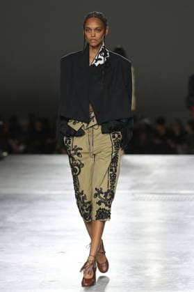 PFW - Dries Van Noten Runway A model walks the runway during the Dries Van Noten Ready to Wear Spring Summer 2026 fashion show as part of the Paris Fashion Week on September 30, 2025 in Paris, France. Photo by Alain-Gil Gonzalze ABACAPRESS.COM Paris France  Copyright: xGonzalezxAlain-Gil ABACAx