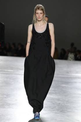 PFW - Dries Van Noten Runway A model walks the runway during the Dries Van Noten Ready to Wear Spring Summer 2026 fashion show as part of the Paris Fashion Week on September 30, 2025 in Paris, France. Photo by Alain-Gil Gonzalze ABACAPRESS.COM Paris France  Copyright: xGonzalezxAlain-Gil ABACAx