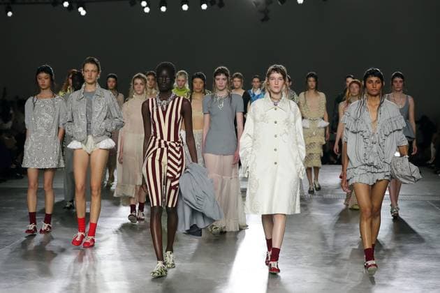 PFW - Dries Van Noten Runway A model walks the runway during the Dries Van Noten Ready to Wear Spring Summer 2026 fashion show as part of the Paris Fashion Week on September 30, 2025 in Paris, France. Photo by Alain-Gil Gonzalze ABACAPRESS.COM Paris France  Copyright: xGonzalezxAlain-Gil ABACAx