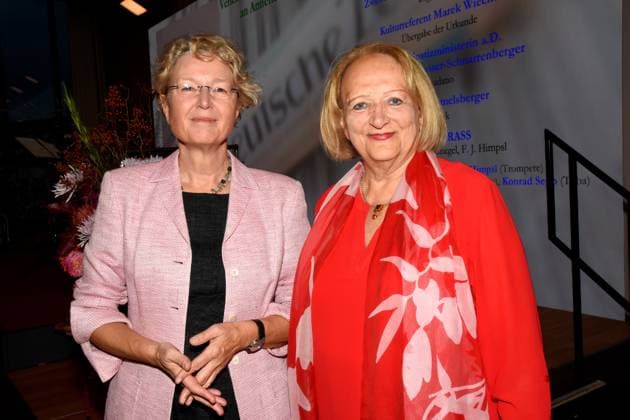 Annette Rammelsberger SZ Journalistin Preistraegerin Sabine Leutheusser-Schnarrenberger Bundesjustizministerin a.D Muenchen 30.09.2025 Literaturhaus Publizistikpreises 2025 an die Journalistin Annette Rammelsberger SZ Publizistikpreis ist mit 10.000 Euro dotiert wird, alternierend mit dem Literatur und Uebersetzungspreis, alle drei Jahre vergeben. Muenchen