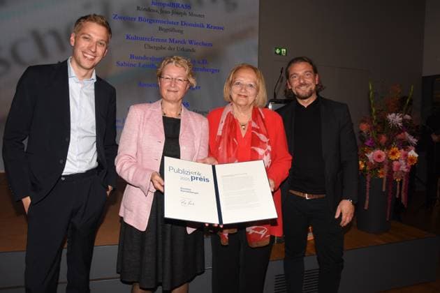 Dominik Krause 2.Buergermeister Annette Rammelsberger SZ Journalistin Preistraegerin Sabine Leutheusser-Schnarrenberger Bundesjustizministerin a.D Marek Wiechers Kulturreferent Muenchen 30.09.2025 Literaturhaus Publizistikpreises 2025 an die Journalistin Annette Rammelsberger SZ Publizistikpreis ist mit 10.000 Euro dotiert wird, alternierend mit dem Literatur und Uebersetzungspreis, alle drei Jahre vergeben. Muenchen