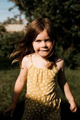 Smiling Young Girl in Yellow Polka Dot Outfit Outdoors Calgary, Alberta, Canada CR_AMST250930-1776704-01 ,model released, Symbolfoto ,property released
