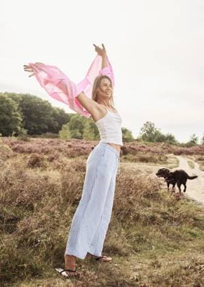 woman with her big brown labrador dog in field Amsterdam, North Holland, Netherlands CR_DIRA250930-1843262-01 ,model released, Symbolfoto