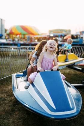 Happy children on carnival ride at county fair Cape Girardeau, Missouri, United States CR_WEKW250930-1843454-01 ,model released, Symbolfoto
