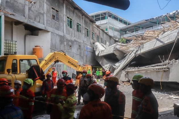 Search and rescue operations ongoing after school building collapse in Indonesia SIDOARJO, INDONESIA, OCTOBER 1: Rescuers search for survivors at a boarding school in Sidoarjo, East Java province on October 1, 2025, after the multi-storey school building collapsed two days earlier. Around 91 people are believed to be still trapped under the ruins of a collapsed school on Indonesia s main island of Java according to National Disaster and Mitigation Agency. Suryanto Suryanto Anadolu Sidoarjo Indonesia. Editorial use only. Please get in touch for any other usage.  Copyright: x2025xAnadoluxSuryantoxSuryantox