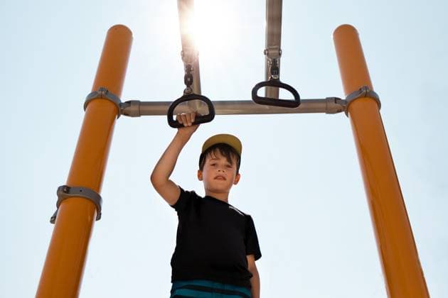 Young Boy Hanging on Monkey Bars at Park Calgary, Alberta, Canada R_AMST250930-1776672-01 ,model released, Symbolfoto