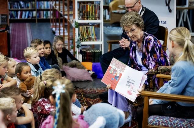 APELDOORN - Princess Margriet reads to children from the third grade of De Zonnewende primary school at the start of Children s Book Week, at the recycling and reintegration company Foenix. During Children s Book Week, children can exchange a book from home for one from the thrift store. ANP ROBIN VAN LONKHUIJSEN netherlands out - belgium out  Copyright: xx x538017732x originalFilename: 538017732.jpg